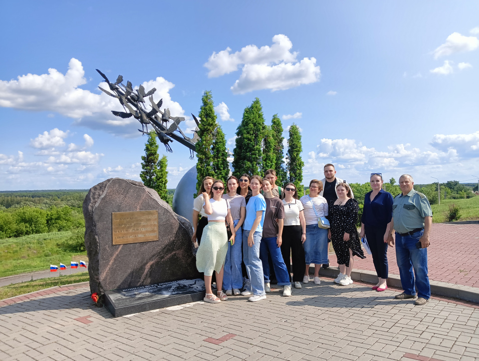 У памятника Журавли 