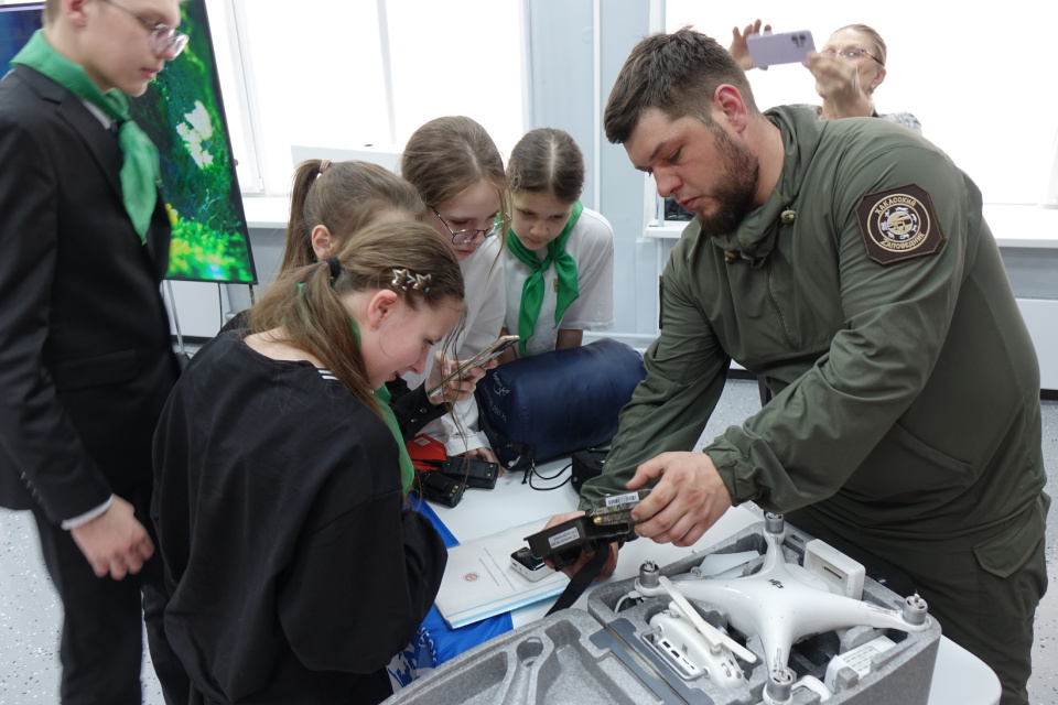 Школьники знакомятся с фотоловушками Школьники знакомятся с фотоловушками