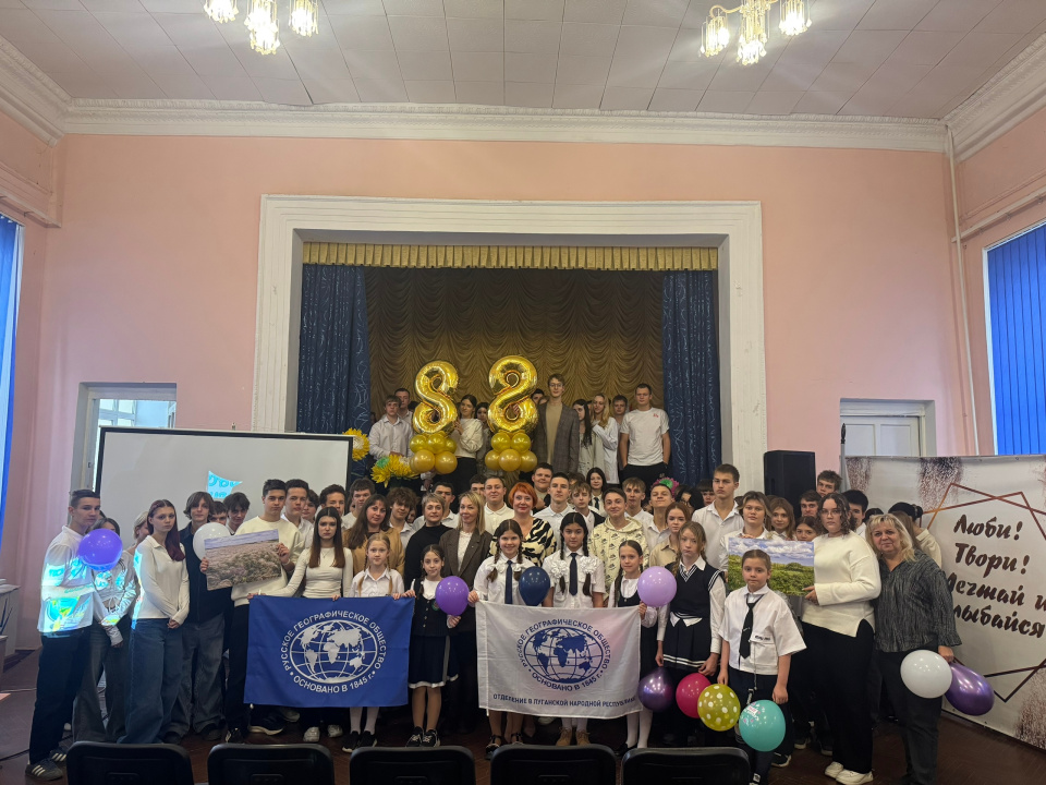 Открытие стенда "Роль РГО в Победе в ВОВ" в СШ 28 г. Луганска