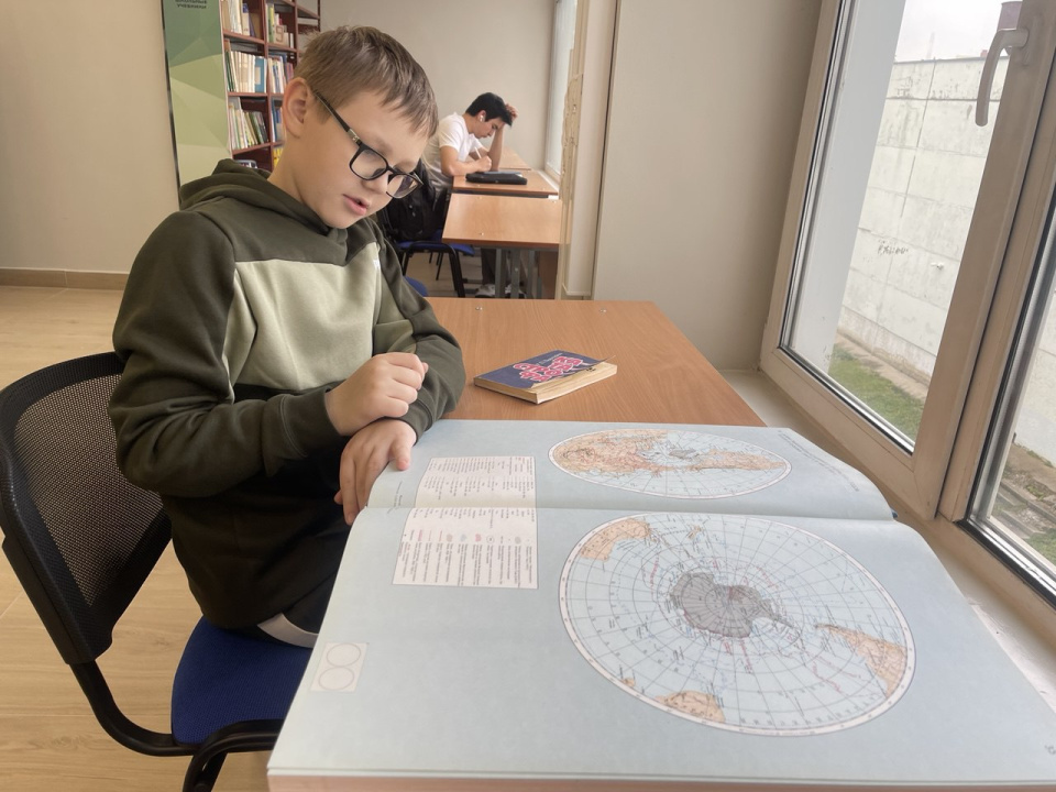 Изучение карт Южного и Северного полюсов