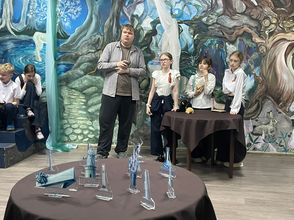 Руководитель МК РГО "Геосвет" и участники командно-патриотической игры