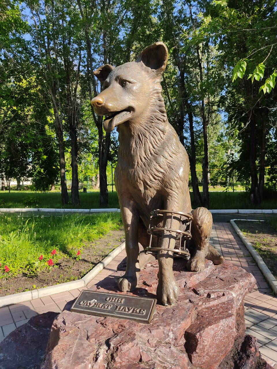 Памятник на территории Центра Илизарова