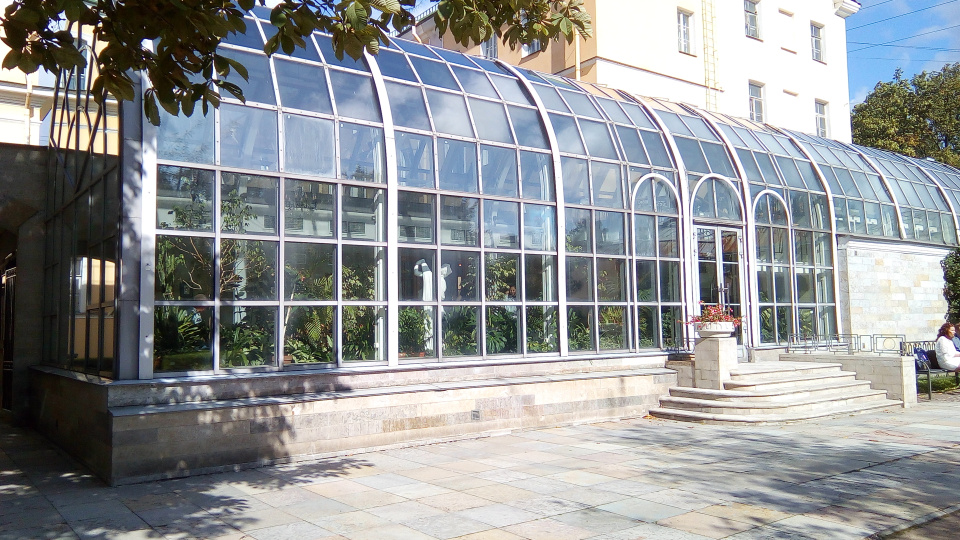 Оранжерея, здесь сегодня располагается кафе