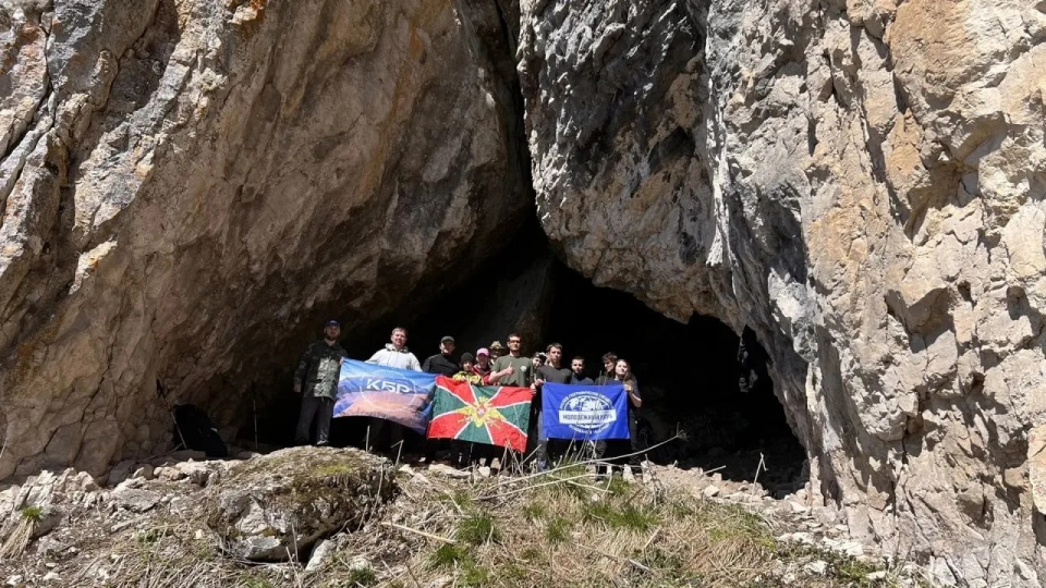 Активисты отыскали затерянную в горах пещеру