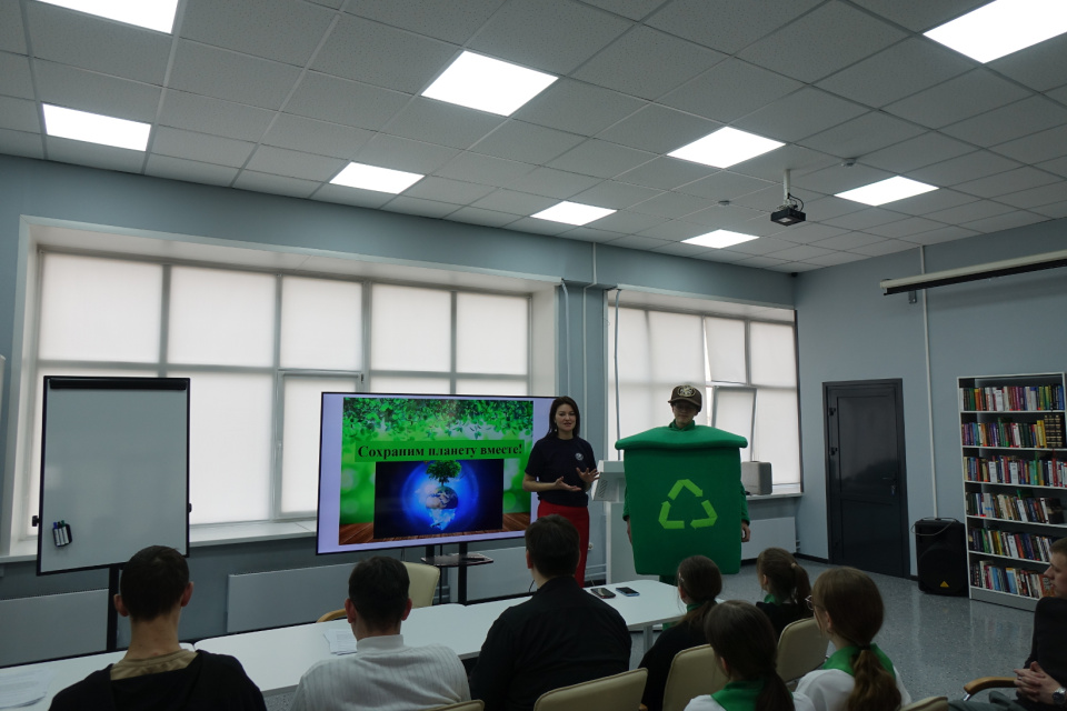 С ЭкоБотом о раздельном сборе отходов 