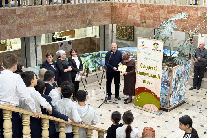 Эльдар Эльдаров награждает Зарипат Магомедову