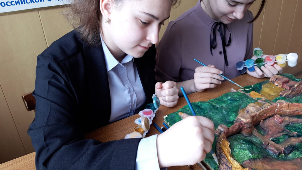 Участники Конкурса "Чудеса Кавказа" 2022 Ангелина Соколова и Валерия Мурадова за изготовлением макета проекта Участники Конкурса "Чудеса Кавказа" 2022 Ангелина Соколова и Валерия Мурадова за изготовлением макета проекта