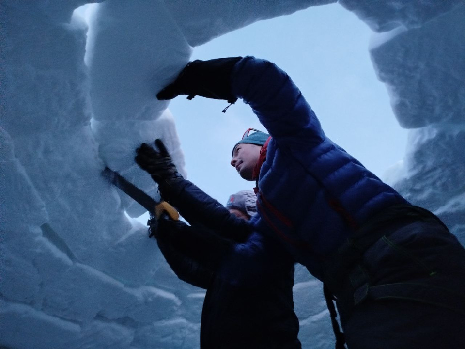 Строят иглу 