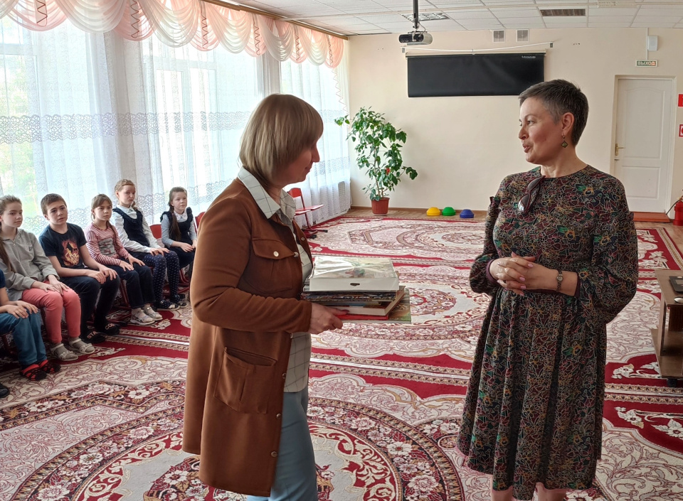 Передача подарков Русского географического общества