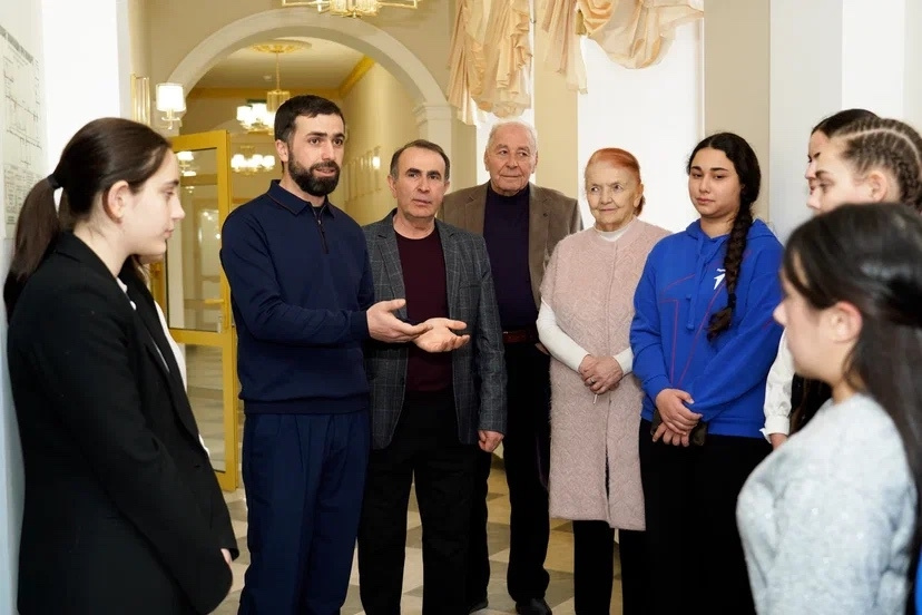 Ш. Тохчуков проводит экскурсию по ЕГФ