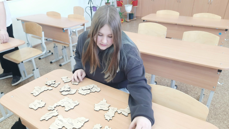 Участница чемпионата по сбору спилс-карт России и Курганской области из Канашской СОШ