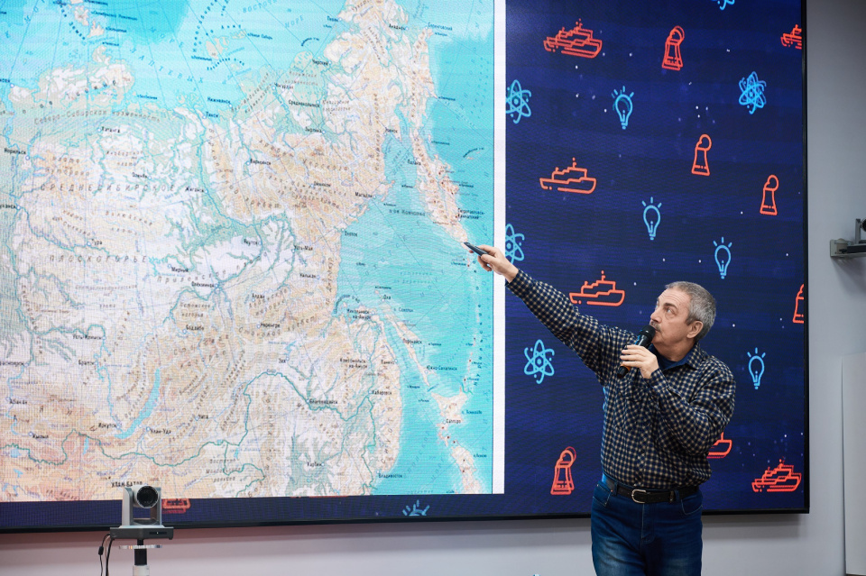 Сергей Асташев в момент рассказа о Чукотке