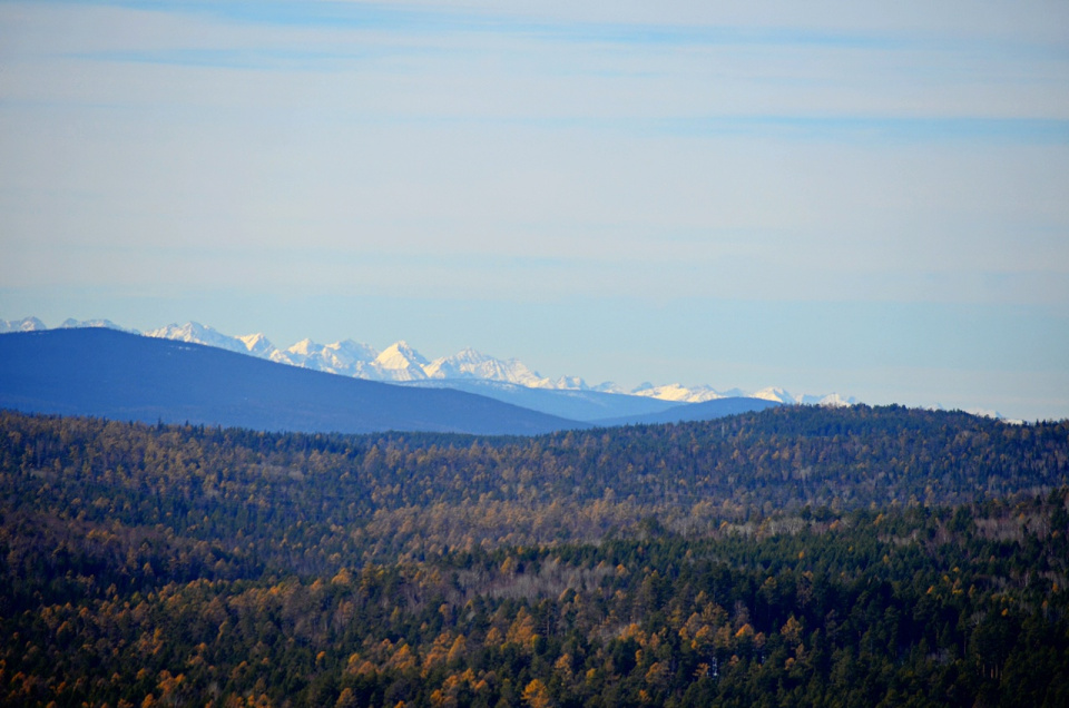 Обзор со скальника на Олхинское плато и хребты Хамар-Дабана