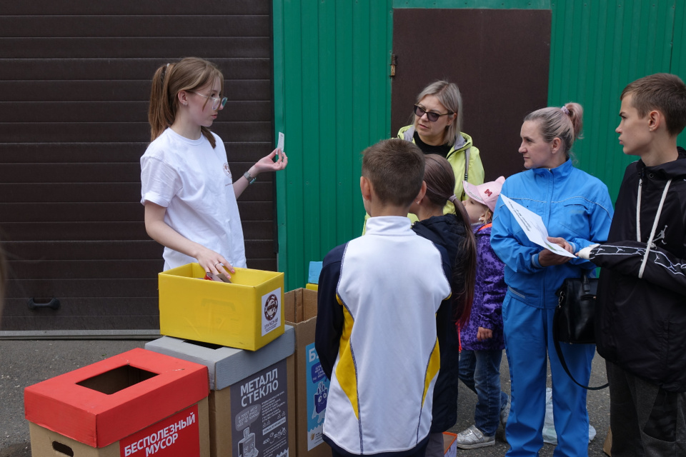 Гости праздника учились сортировать отходы Гости праздника учились сортировать отходы