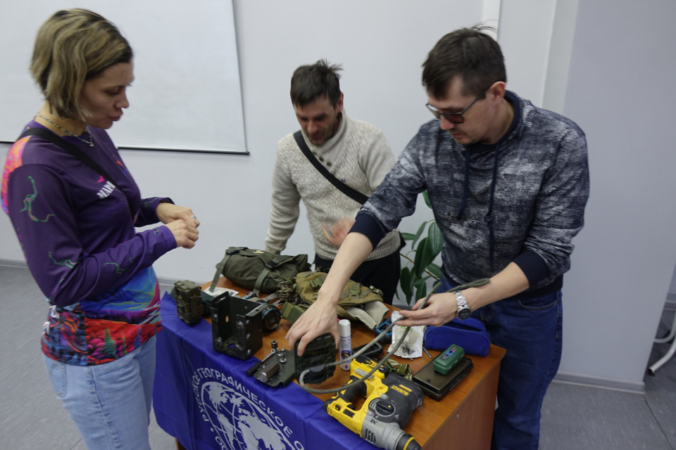 Гости встречи знакомятся с экспедиционным оборудованием Гости встречи знакомятся с экспедиционным оборудованием