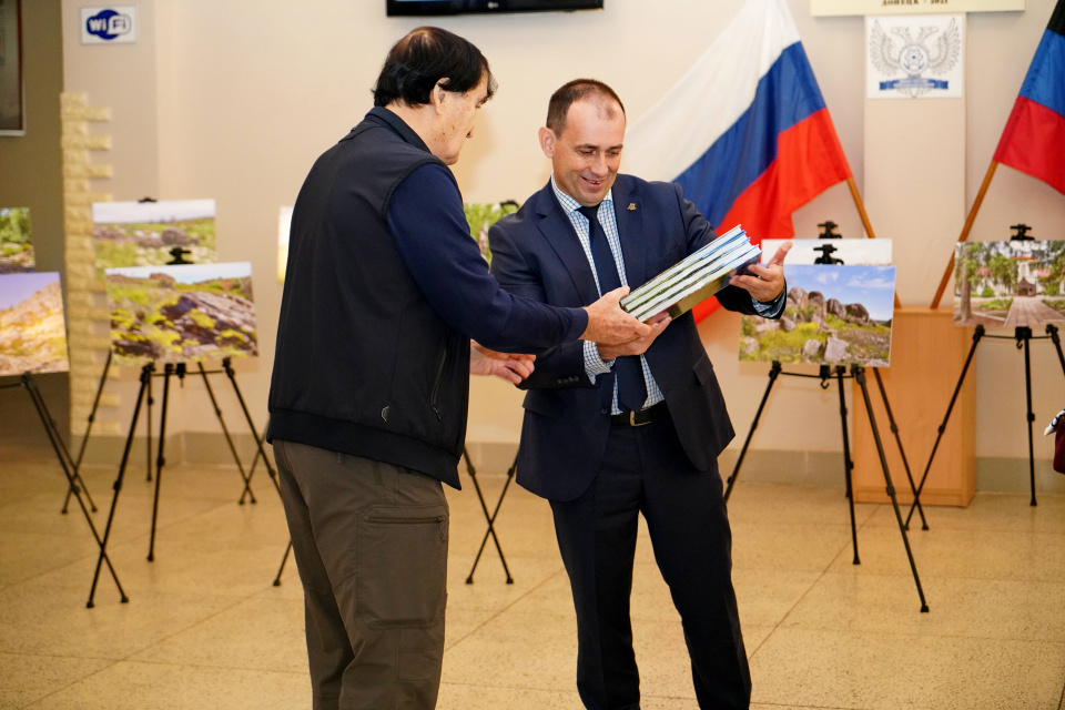 Вице-президент РГО вручает проректору ДонНТУ в университетскую библиотеку 4 тома "Картин природы степной Евразии"