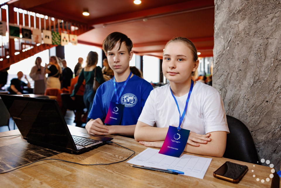 Добровольцы Молодёжного движения РГО в зоне регистрации