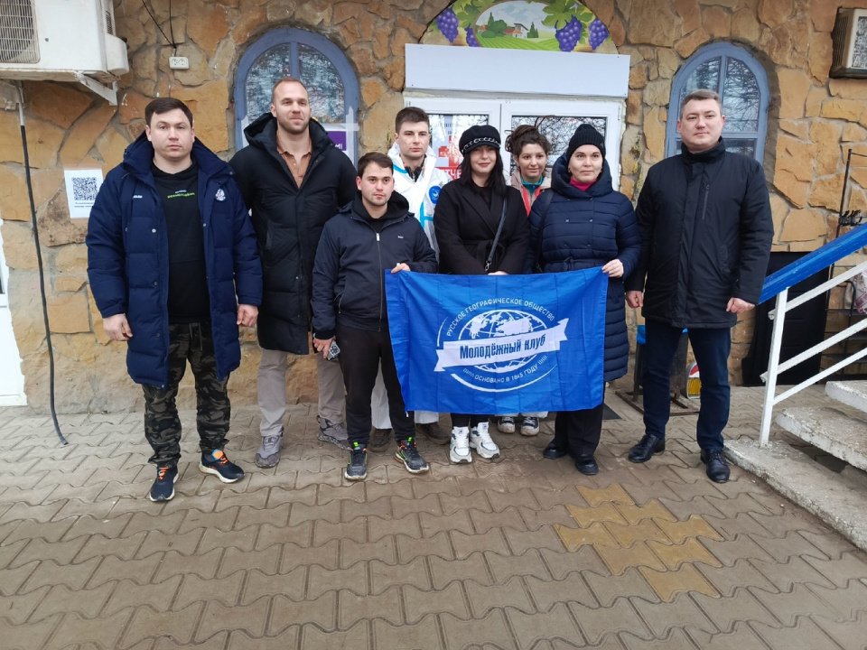 Руководители МК РГО "Импульс" и "Норд-Ост" доставляют открытки волонтёрам