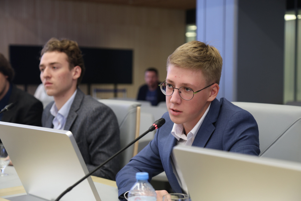 Активист клуба Даниил Гельсингфорский задает вопрос Элле Памфиловой Активист клуба Даниил Гельсингфорский задает вопрос Элле Памфиловой