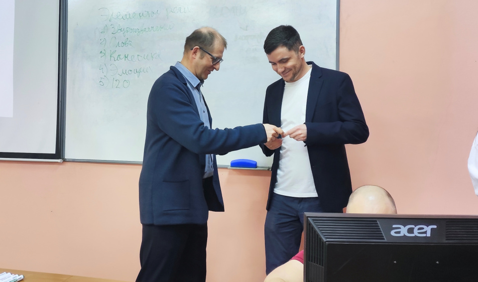 Вручение членского билета РГО активисту Молодежного центра РГО Никите Воробьёву 