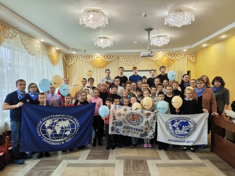 Общая фотография акции "География-детям" Общая фотография акции "География-детям"