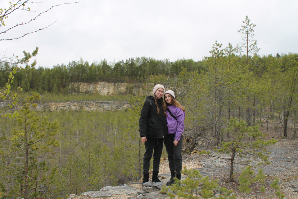 Активистки Молодёжного клуба на фоне карьера