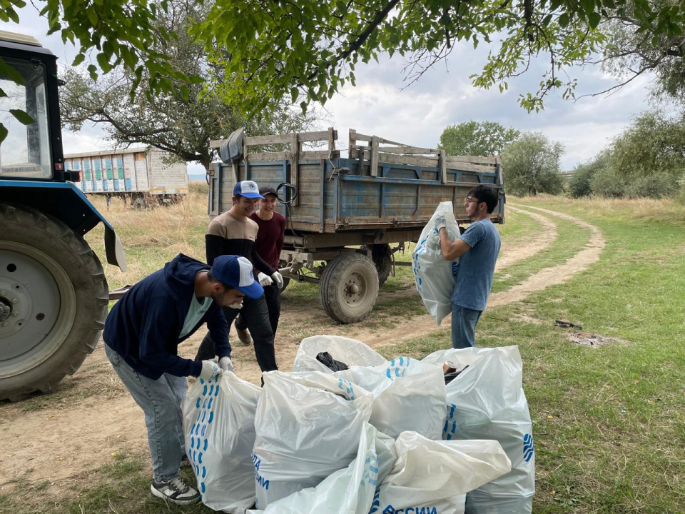 Активисты очищают русло реки от мусора 