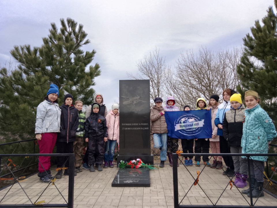 У памятника на вершине горы Собер-Баш