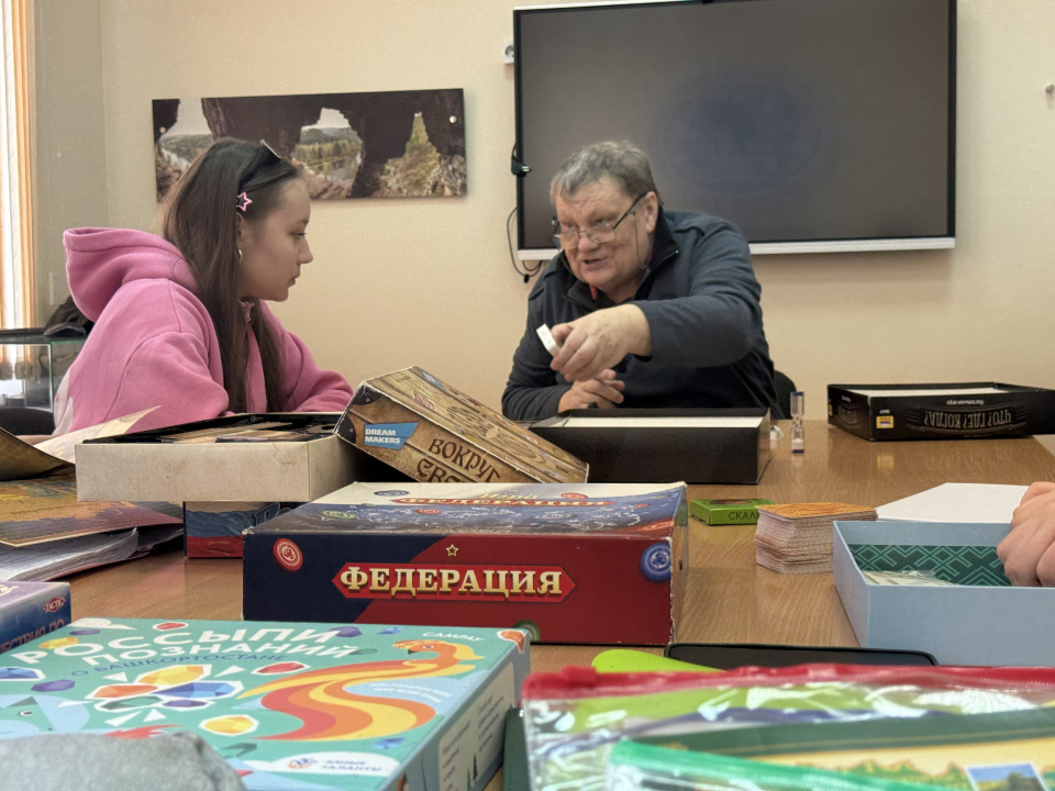 Сергей Павлович Уткин объясняет правила активитам
