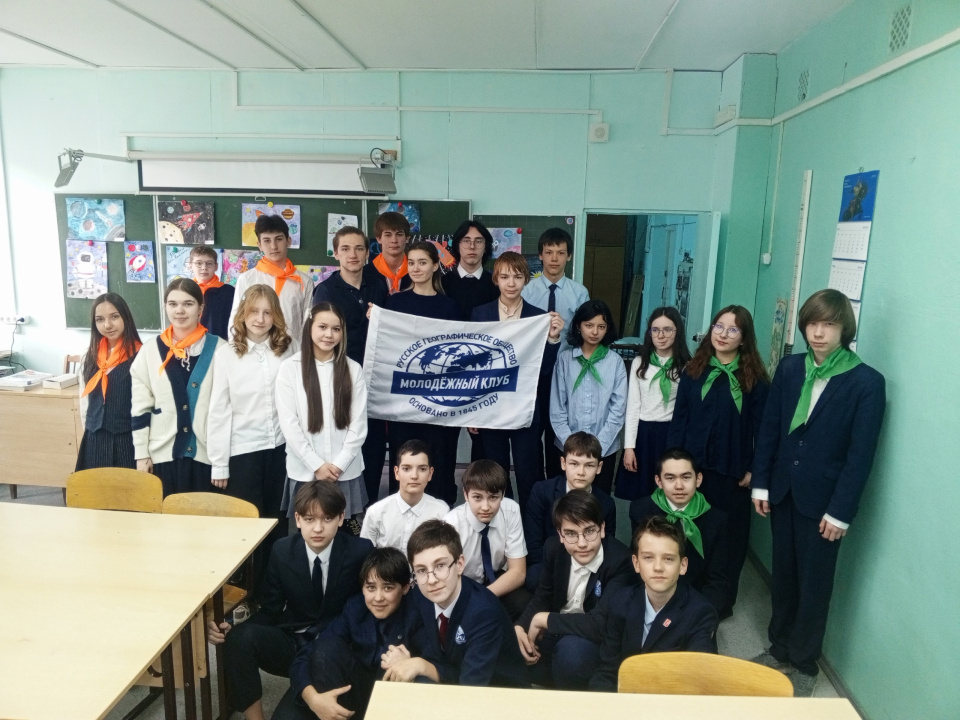 Команды участников и организаторы с флагом Молодёжного клуба РГО