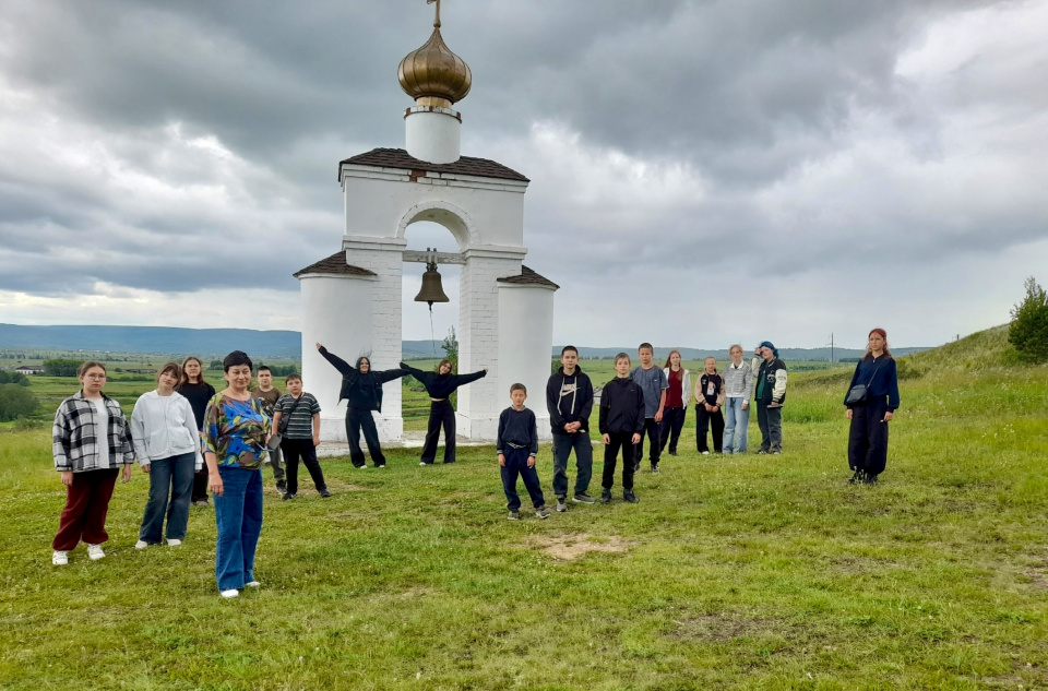 Участники экспедиции у колокольни Боголюбского женского монастыря в селе Сарсы