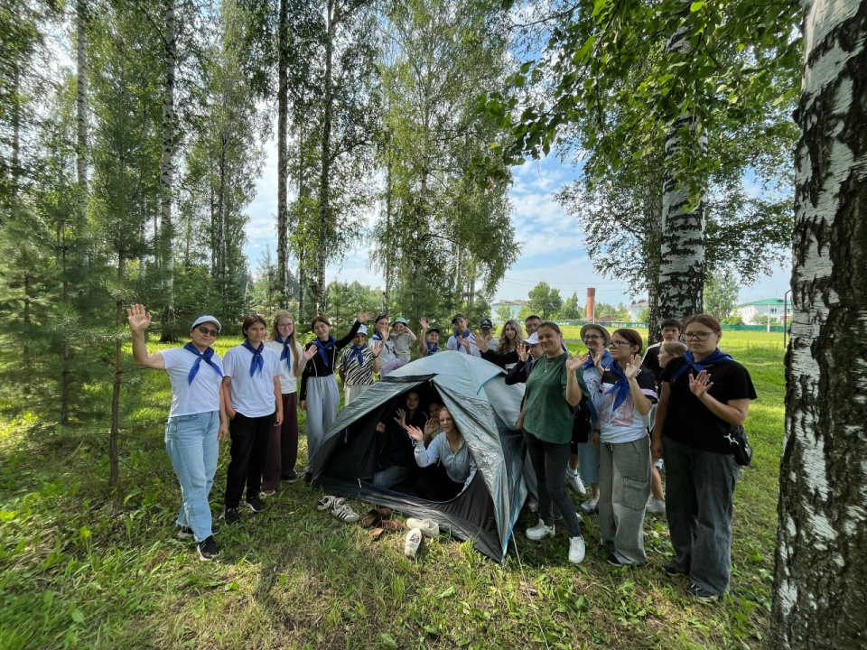 Участники Дня туризма у палатки в берёзовой роще
