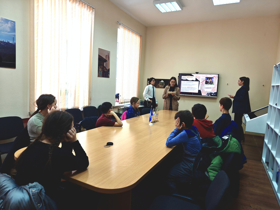 Ребята угадывают в какой город отправиться