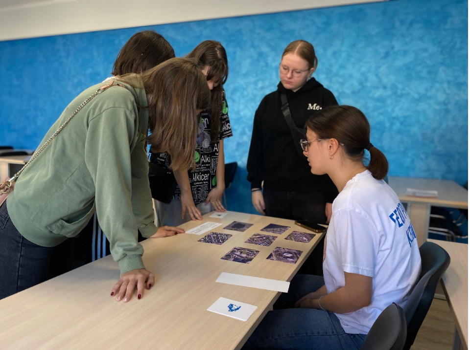 Участники квеста изучают спутниковые снимки