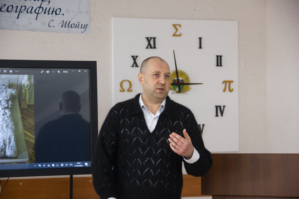 Денис Петренко читает лекцию активистам МК