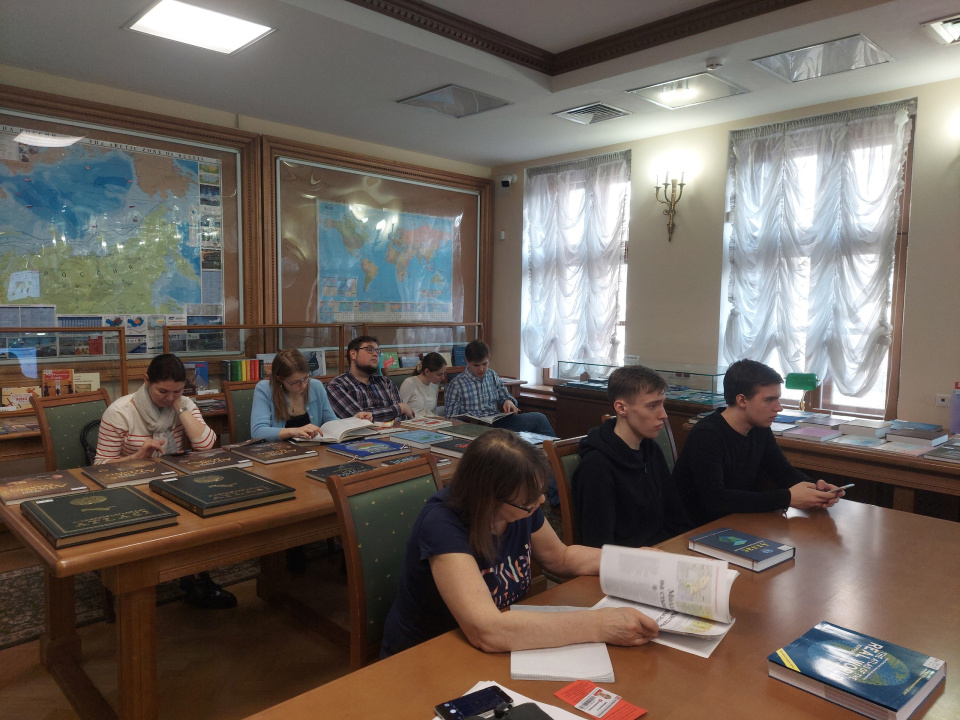 Зрители получили возможность посмотреть отечественные и зарубежные атласы по международным отношениям и политической географии