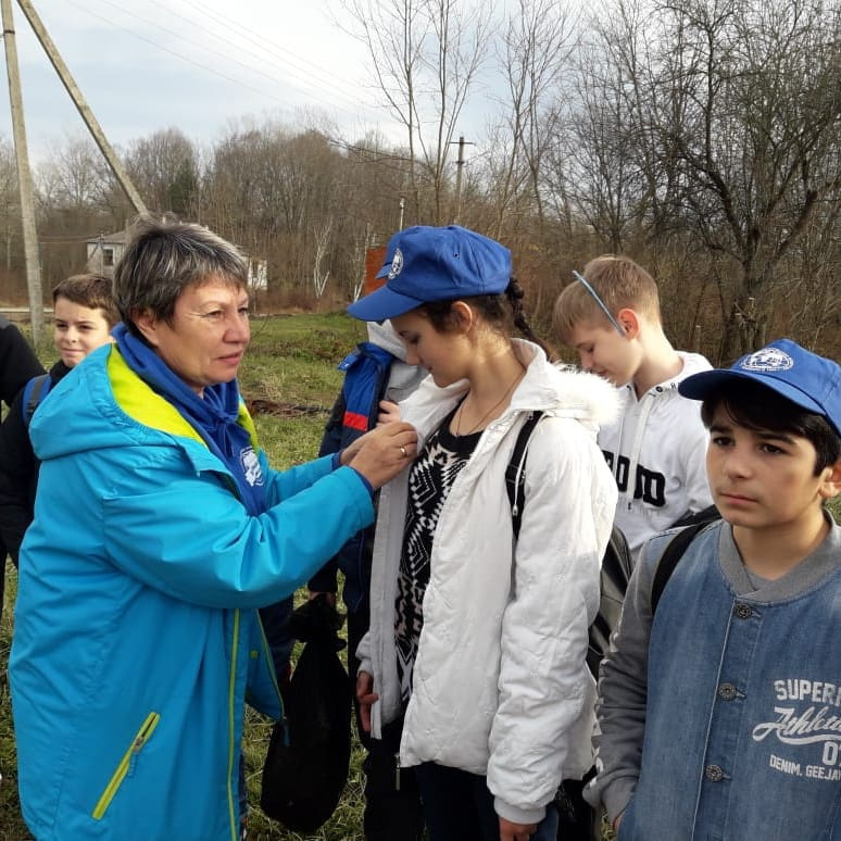 Вручение значков активистов Молодежного клуба РГО