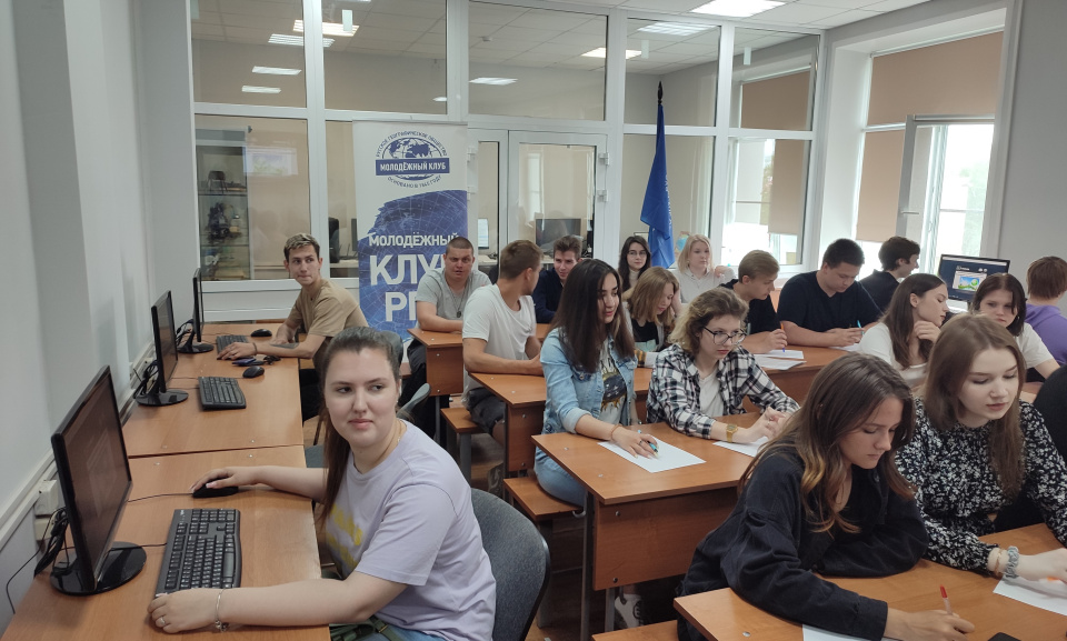 Старт Ночи географии. Одна из ведущих Алина Костеневич. В очном старте приняли участие студенты - географы и экологи