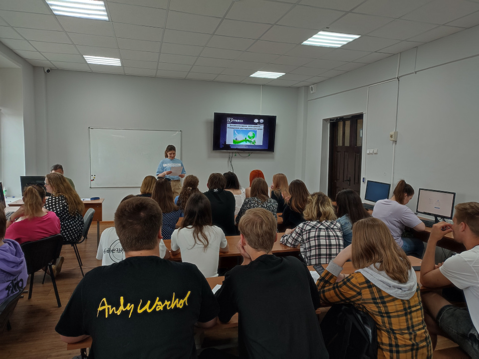 Старт Ночи географии. Одна из ведущих Алина Костеневич. В очном старте приняли участие студенты - географы и экологи