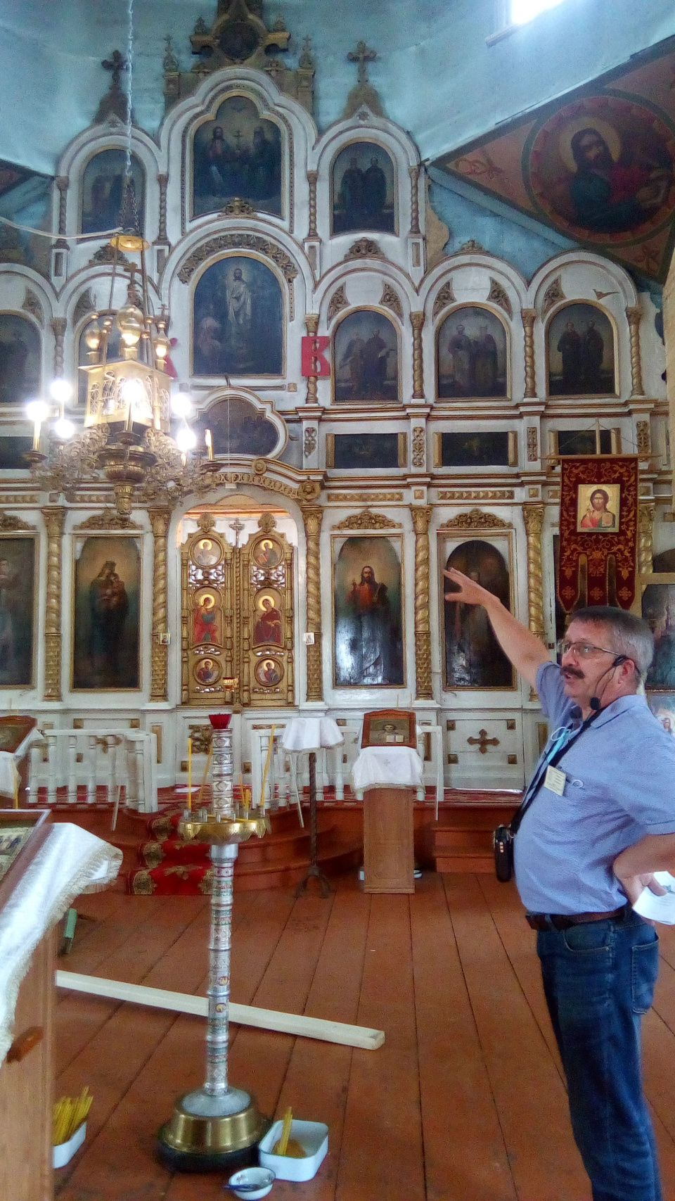 В храме