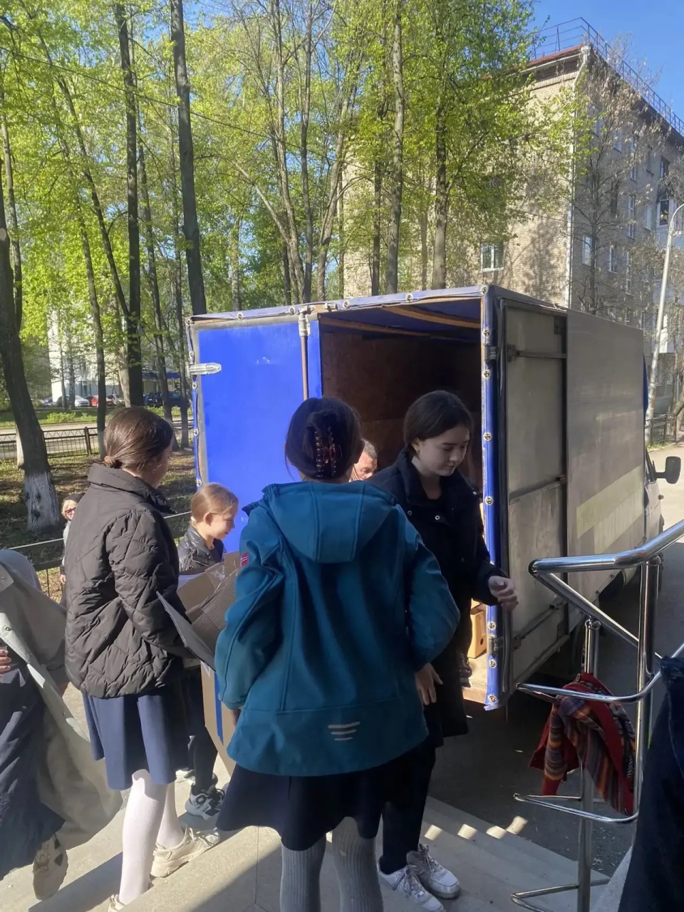 Активисты клуба загружают собранную макулатуру в грузовик для отправки на переработку