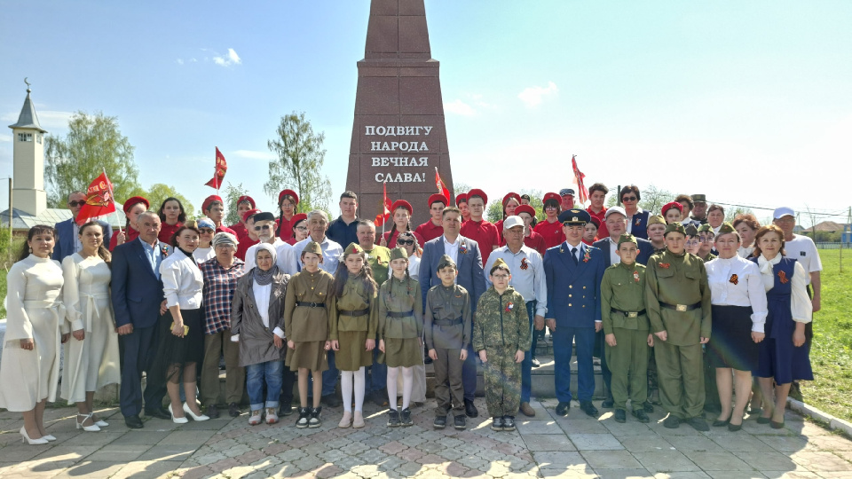 Участники митинга и гости мероприятия у мемориала «Подвигу народа вечная слава!»