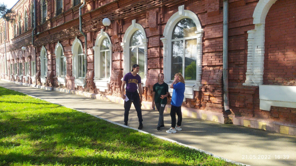Участники Молодежного клуба на маршруте квеста "Дома тоже умеют говорить"