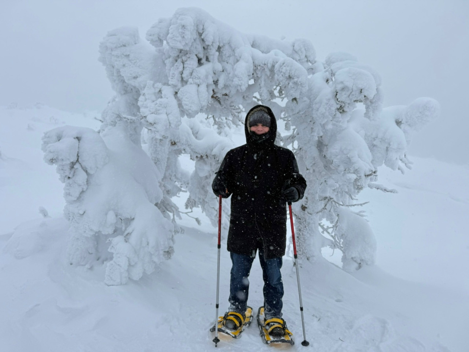 Незрячий Данила Черных во время восхождения на сопку Волосяную на снегоступах