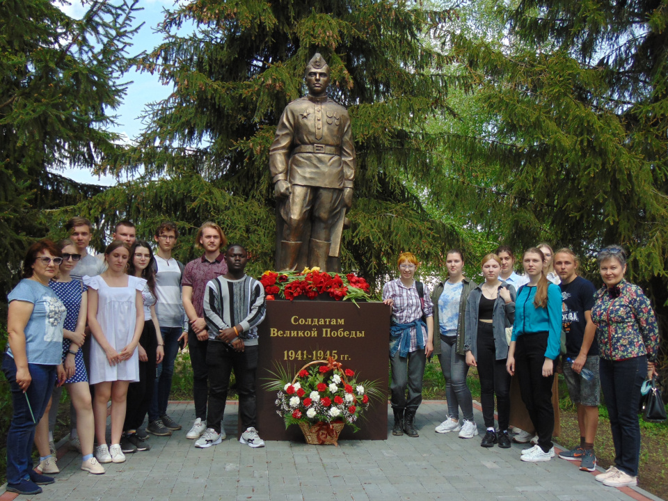 У памятника солдатам Победы