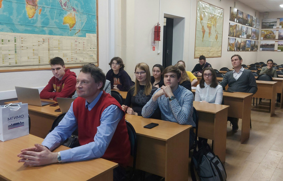 Представители Terra Cognita слушают лекцию Игоря Окунева