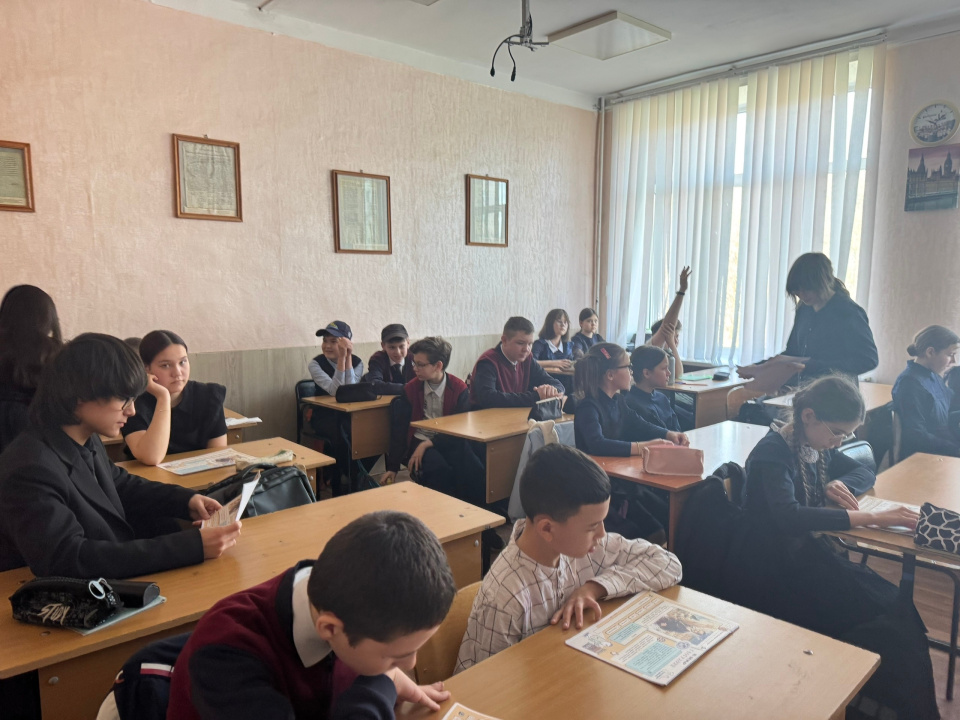 Участница работает с географическим диктантом
