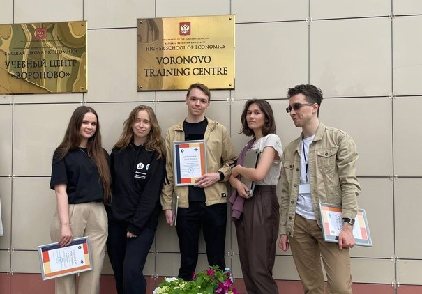 Анастасия Любимова (вторая справа) после подведения итогов проекта