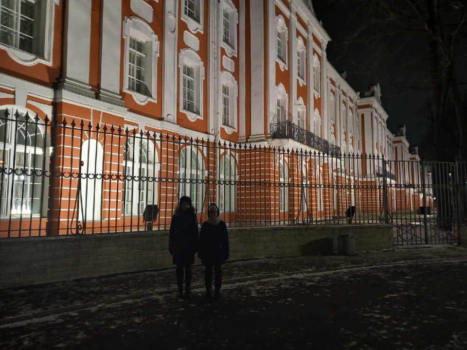 Активистки клуба на фоне СПбГУ