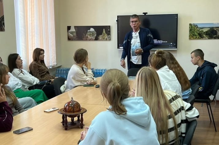  Луганские школьники в Молодежном центре РГО в Уфе на встрече с Рустамом Сиразетдиновыма